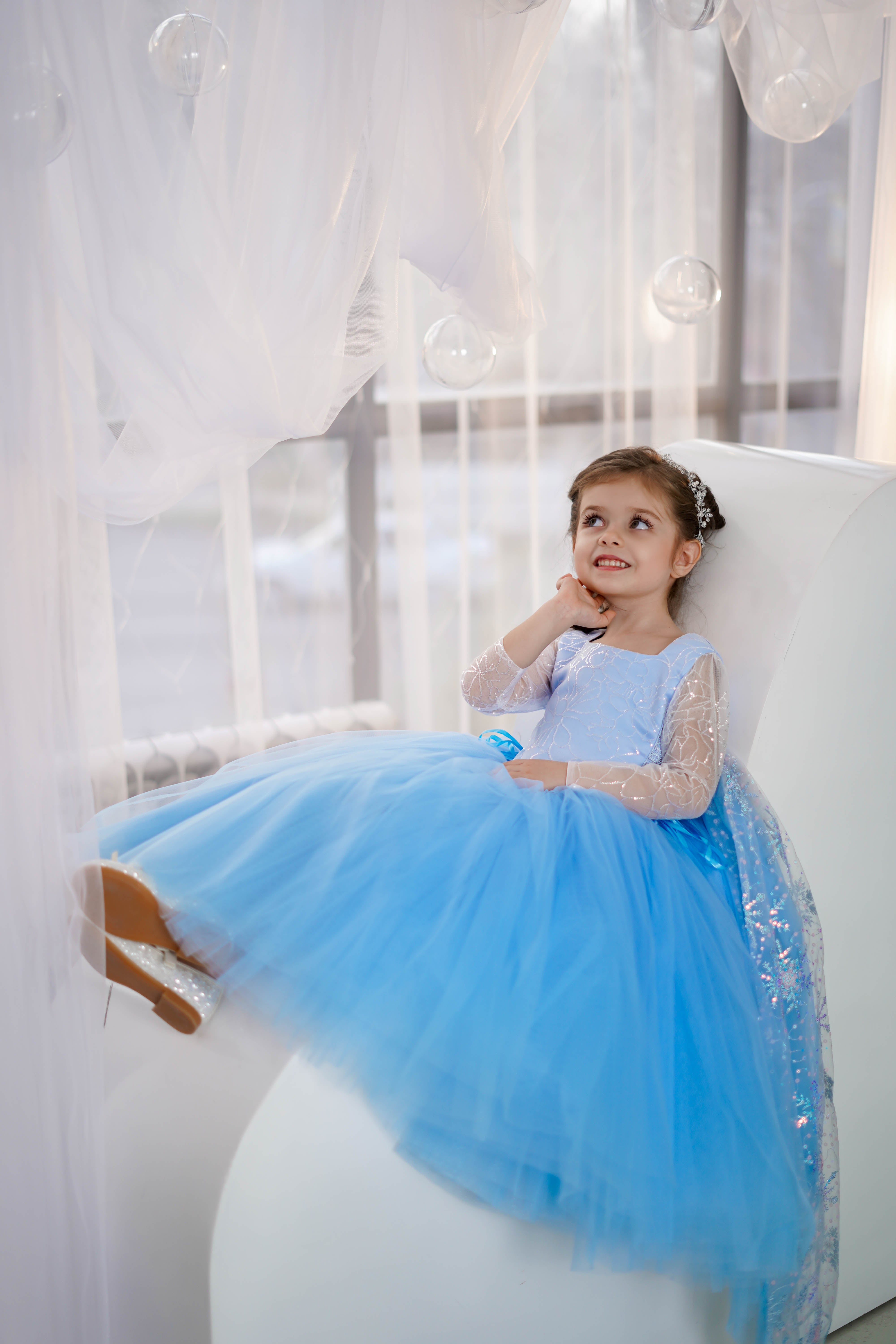 Frozen' inspired wedding dress debuts | DisneyExaminer